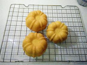 取出放在网架上晾凉。