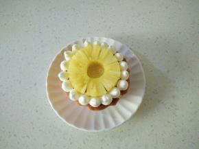 放一片菠萝片。