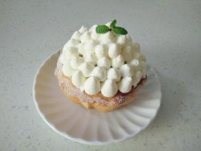 撒糖粉装饰薄荷叶即可。