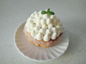 撒糖粉装饰薄荷叶即可。