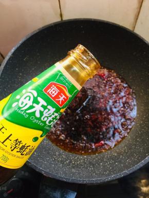 放入一勺蚝油。