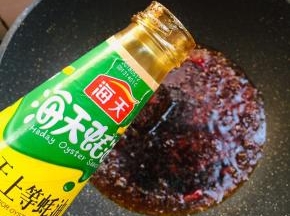 放入一勺蚝油。