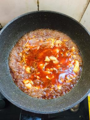 放入腌制好的鱼片煮2分钟左右即可。