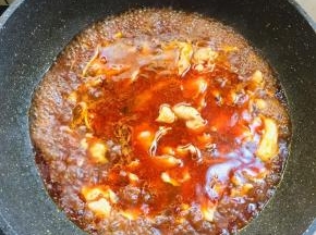 放入腌制好的鱼片煮2分钟左右即可。