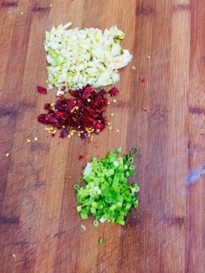 蒜瓣剥皮剁碎，干辣椒切成段儿，葱切成葱花备用。