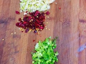 蒜瓣剥皮剁碎，干辣椒切成段儿，葱切成葱花备用。