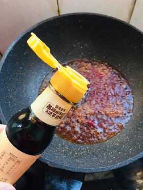 放入两勺生抽。