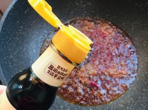 放入两勺生抽。