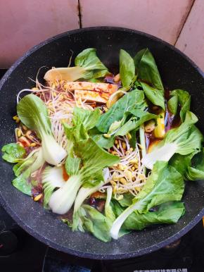 放入处理好的配菜。