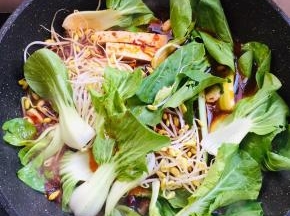 放入处理好的配菜。