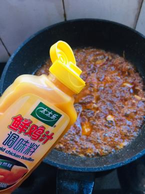 起锅前加入1勺太太乐鲜鸡汁儿即可。