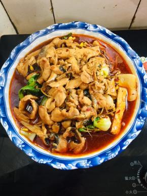 把煮好的鱼倒在配菜上。