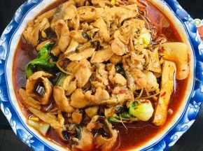 把煮好的鱼倒在配菜上。