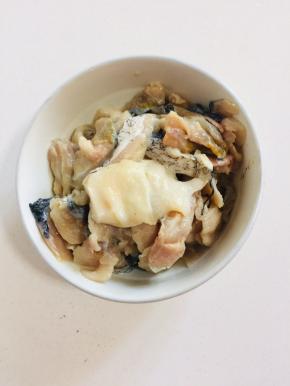 鱼片中加入玉米淀粉和适量的料酒拌匀腌制15分钟左右。