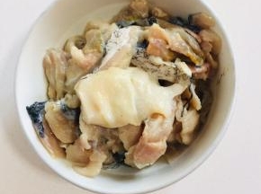 鱼片中加入玉米淀粉和适量的料酒拌匀腌制15分钟左右。