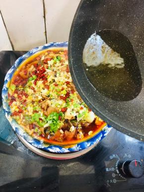 淋入热油即可。