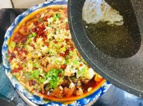 淋入热油即可。