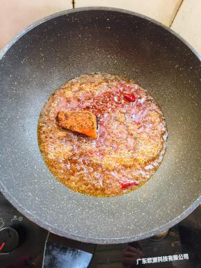 锅烧热倒入适量的油，放入郫县豆瓣酱和火锅底料小火煸炒出香味儿。