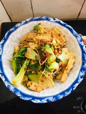 把煮好的配菜捞出放在盘底。