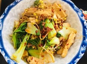 把煮好的配菜捞出放在盘底。