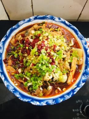 倒入2勺花椒油，放入蒜瓣，干辣椒和葱花。