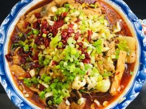 倒入2勺花椒油，放入蒜瓣，干辣椒和葱花。