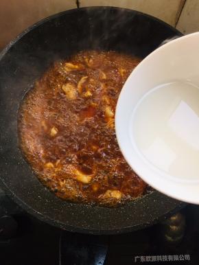 倒入水淀粉勾一个薄芡。