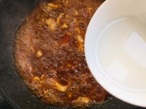 倒入水淀粉勾一个薄芡。