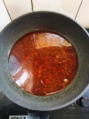 加入适量的水烧开。