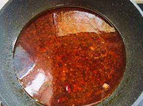 加入适量的水烧开。