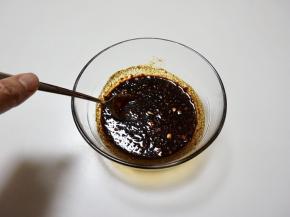 碗中加入黑胡椒3g、生抽15ml、老抽15ml、盐3g、蜂蜜25g（蜂蜜能使酱料香甜并粘稠建议多加一些），然后拌匀备用。