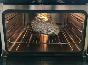 烤箱预热180度，把整鸡放入烤箱下层，关上箱门，烤制60分钟。