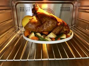 烤箱设定180度30分钟。期间每隔十分钟就取出烤鸡，刷一层蜜汁酱。烤至鸡皮表面酱汁变干鸡皮酥脆就完成啦！