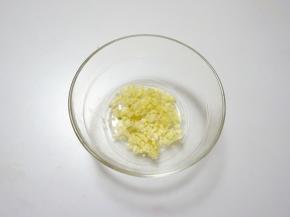 接下来开始调制蜜汁酱。先把生姜和蒜切末，放入碗中（大概3瓣大蒜、3片生姜，根据个人口味适量增减）。