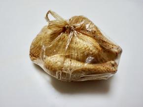 将鸡身均匀刷上调制好的蜜汁酱，放入保鲜袋中，放入冰箱腌制一夜。（最好腌制12小时以上，腌2夜会更入味。）