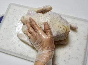 抹上橄榄油、盐、黑胡椒揉搓按摩十分钟。按摩也是为了更入味，让鸡肉彻底放松。