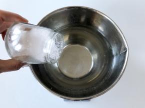 取一个大容器，倒入1200ml左右的水，加入70克左右的盐拌匀，水和盐的比例是100：6，这样浸泡过盐水的鸡肉会有一定的咸味，烤出来的鸡肉也会更多汁。