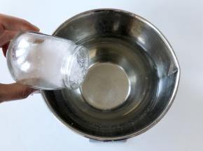 取一个大容器，倒入1200ml左右的水，加入70克左右的盐拌匀，水和盐的比例是100：6，这样浸泡过盐水的鸡肉会有一定的咸味，烤出来的鸡肉也会更多汁。