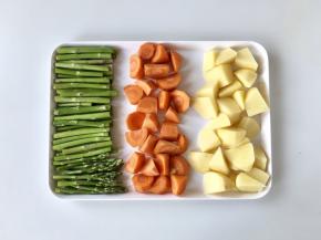 第二天烤之前先准备蔬菜：土豆和胡萝卜去皮切滚刀块，芦笋切小段。(也可以用其他你爱吃的蔬菜)