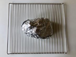 用锡纸包住整只鸡。