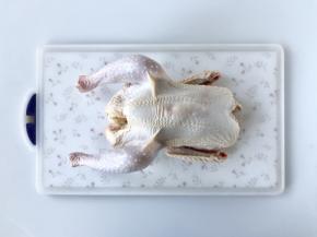 三黄鸡洗净以后切除鸡头、脖子、爪子、屁股和翅尖。