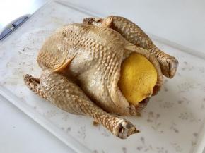 再将柠檬整个塞进鸡的屁屁中。（塞住可以防止蔬菜漏出，烤出来还会有淡淡柠檬香哦）