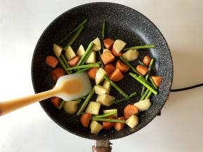 锅里放适量橄榄油，烧热后下蔬菜，加入适量盐和黑胡椒颗粒翻炒至断生。