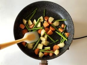 锅里放适量橄榄油，烧热后下蔬菜，加入适量盐和黑胡椒颗粒翻炒至断生。