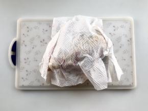 把泡好的鸡拿出，用厨房纸巾吸干水份。