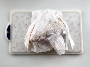 把泡好的鸡拿出，用厨房纸巾吸干水份。