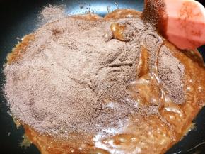 加入量多的那份可可奶粉翻炒均匀