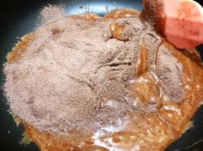 加入量多的那份可可奶粉翻炒均匀