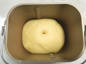 48分钟后，面团发酵好，手指沾干粉按下去有个圆圆的洞，轻微回弹
