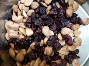 烤好的杏仁跟蔓越莓干混合